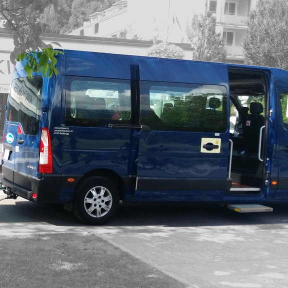 Minibus mit Anhänger  